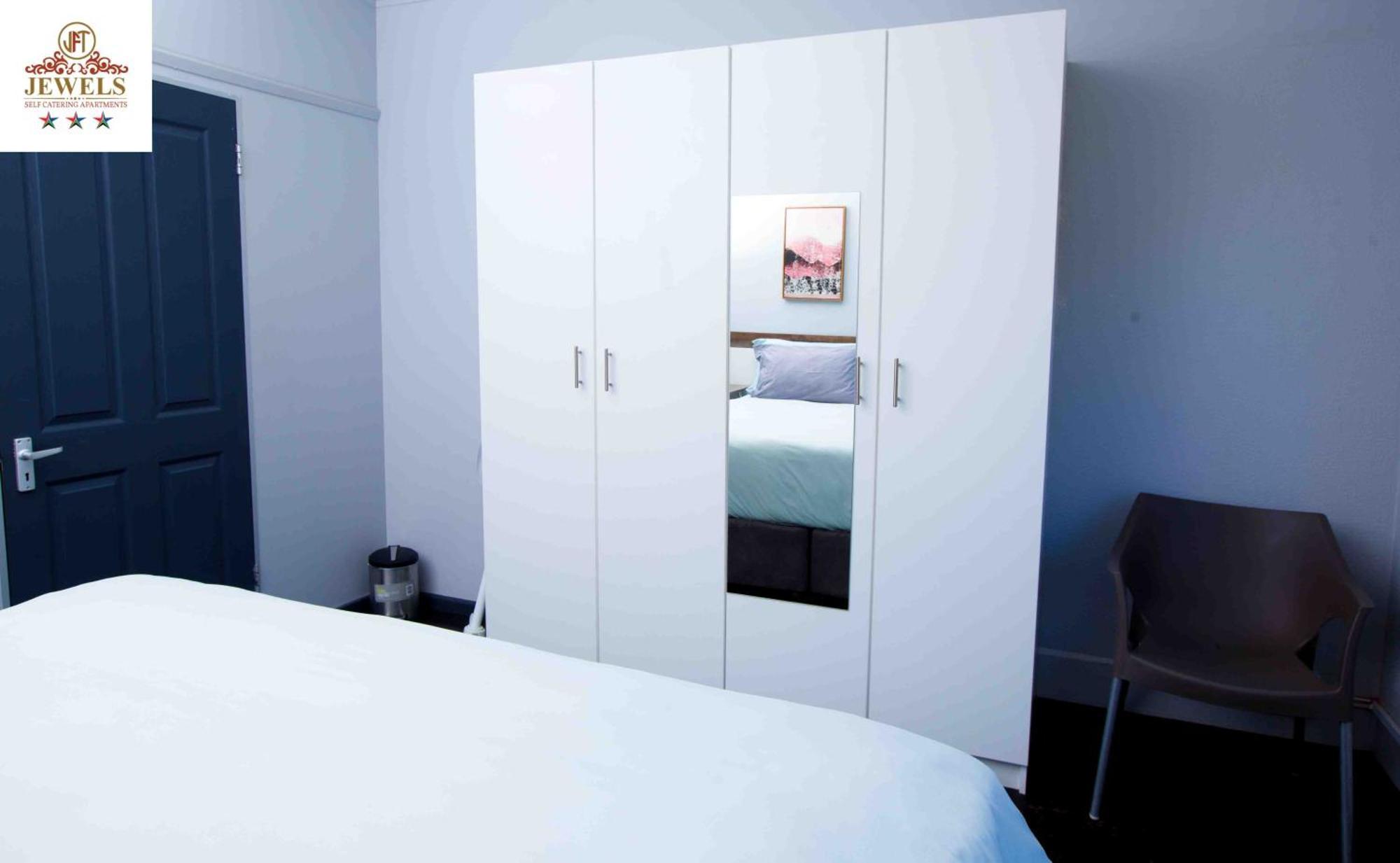 Bed and Breakfast Jft Self Catering Units Ист-Лондон Экстерьер фото